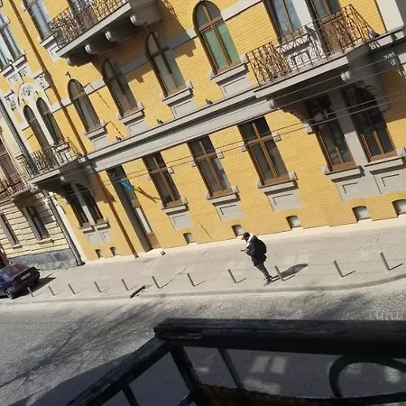 شقة на шептицьких *